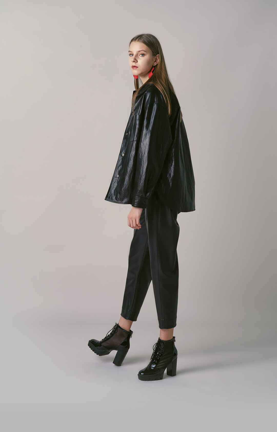 처치스의 가장 전통적 실루엣을 보여주면서 고유의 러버솔을 사용해 편안함과 실용성을 더했다. 올가을 처치스와 함께 한다면 그곳이 사무실이든 시내의 거리에서든 당신의 계절은 한층 클래식하며 스타일리시해질 것이다.